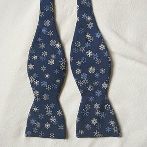 Beau Ties Ltd of Vermont Bow Tie Hand Sewn Blue Snow Flakes Cotton Adjustable
